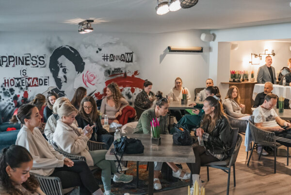 Menschen sitzend bei Vortrag