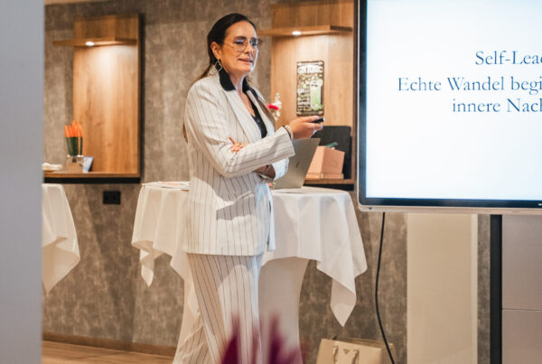 Christina Mateiu-Ertl bei Vortrag