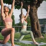 zwei Frauen in Yogaposition