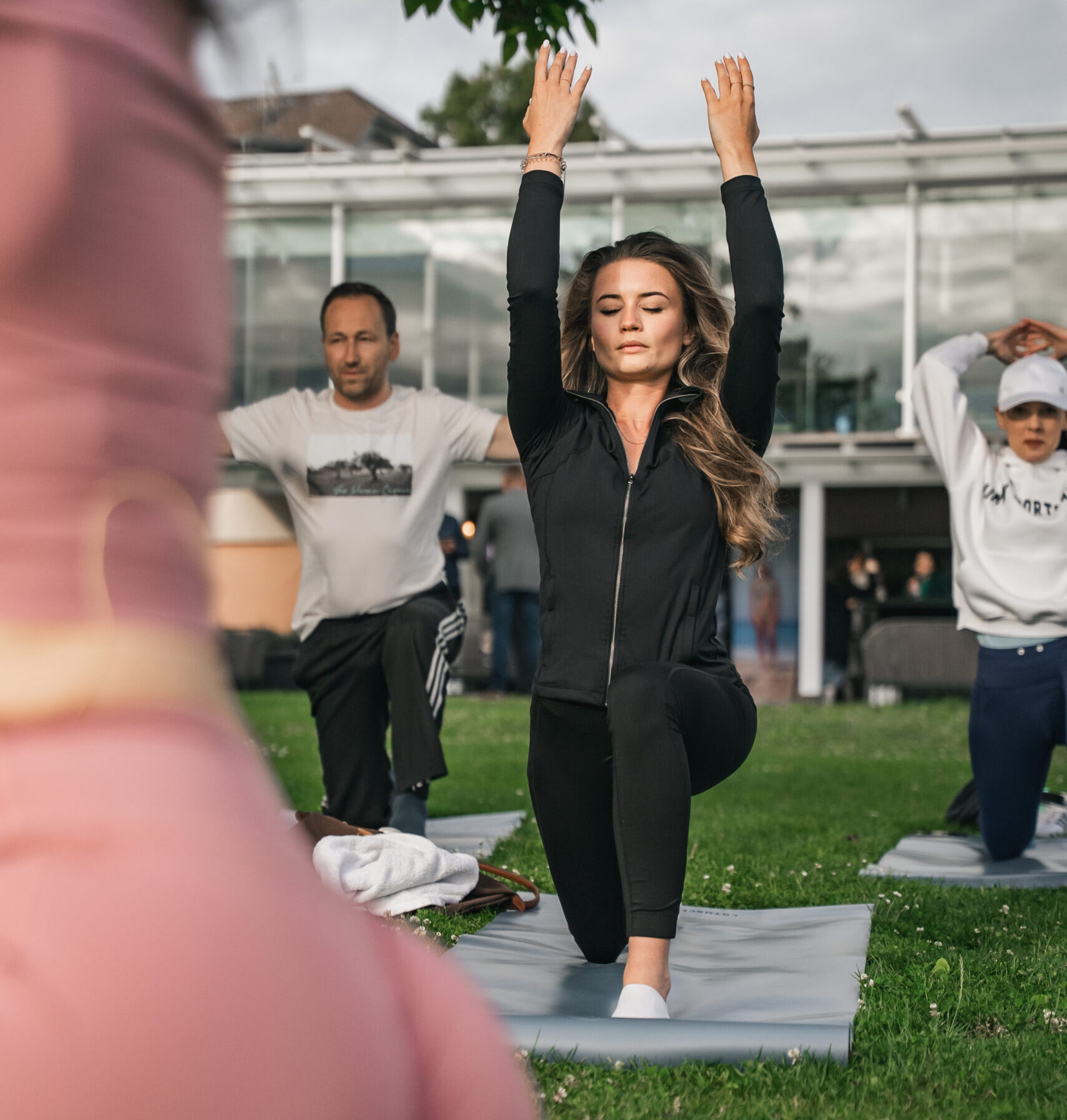 Frau in Yogaposition