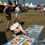 Drei Menschen auf Festivalgelände