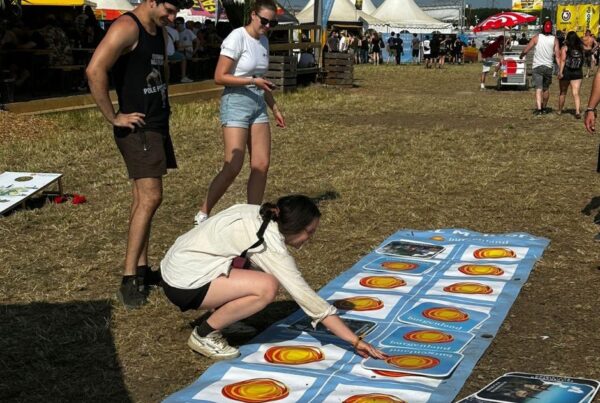 Drei Menschen auf Festivalgelände