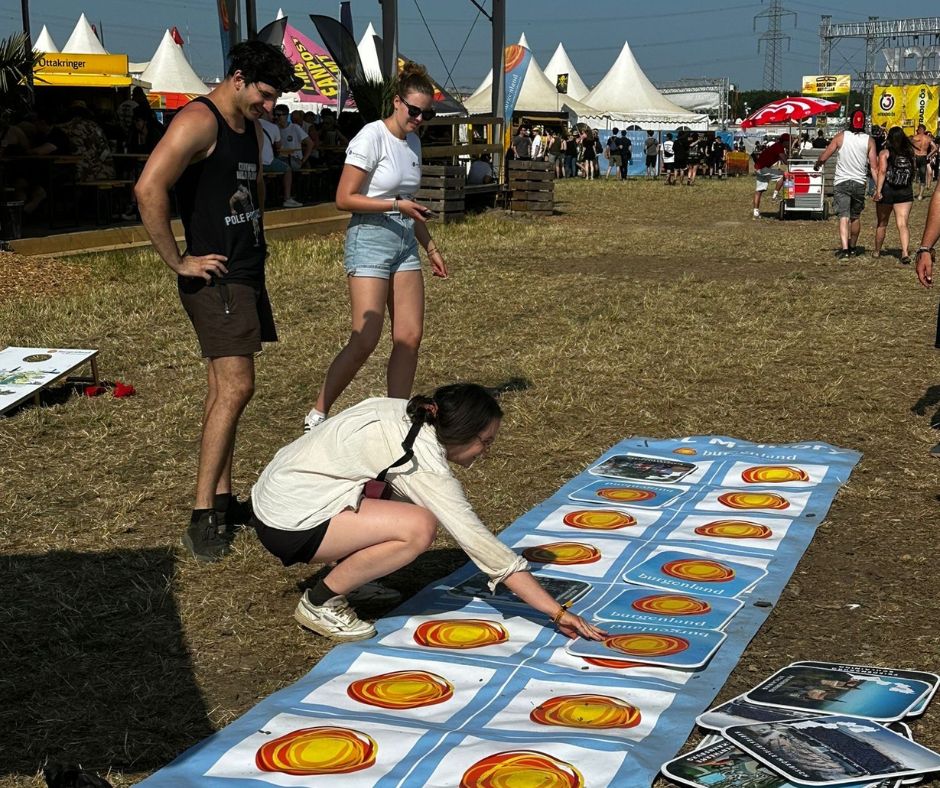 Drei Menschen auf Festivalgelände