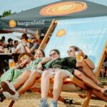Vier Personen auf einer sehr breiten Strandliege