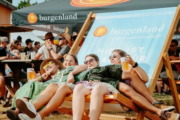 Vier Personen auf einer sehr breiten Strandliege