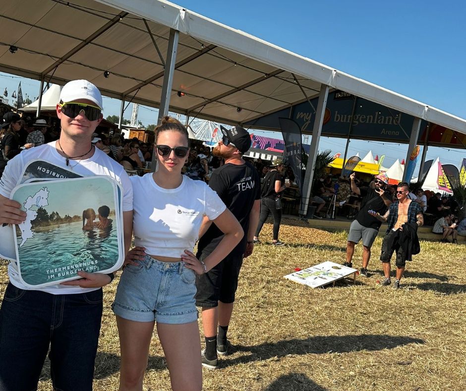Zwei Promotoren auf Festivalgelände