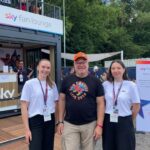Zwei Frauen, in der Mitte Elton