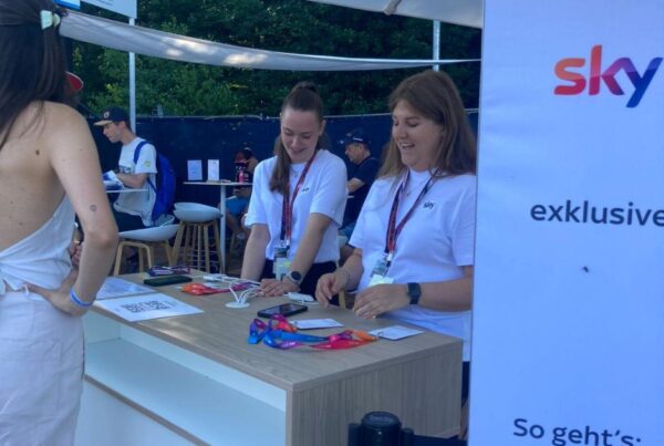 zwei Frauen hinter Tresen