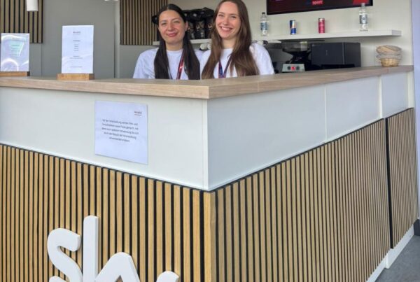 Zwei Frauen hinter Tresen