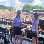 Zwei Promoterinnen auf der Bühne beim Woodstock der Blasmusik