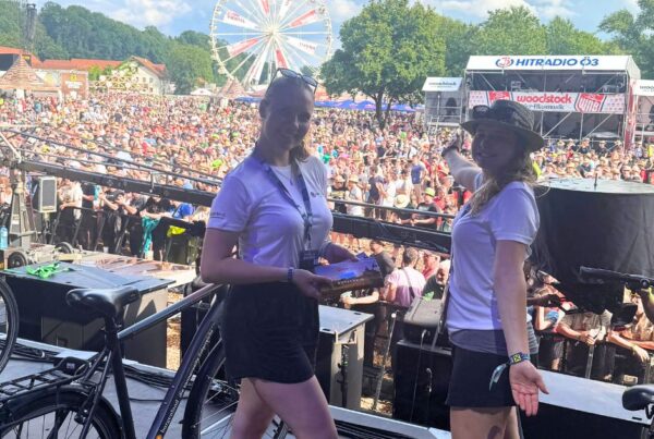 Zwei Promoterinnen auf der Bühne beim Woodstock der Blasmusik