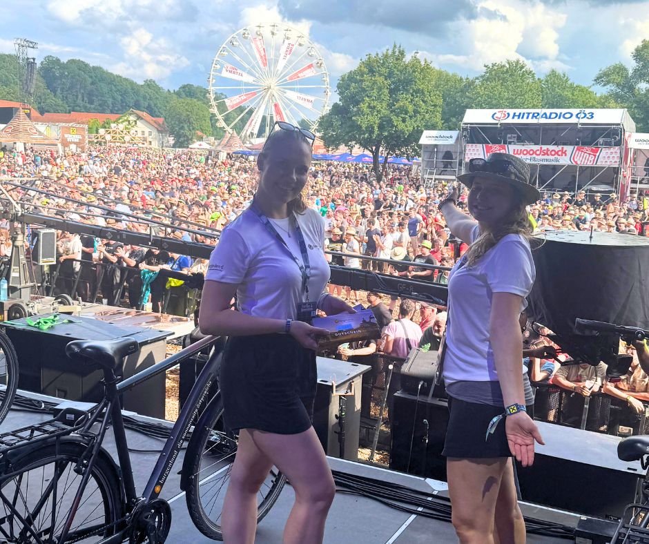 Zwei Promoterinnen auf der Bühne beim Woodstock der Blasmusik