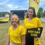 Zwei Frauen vor einer Konzertbühne in Antenne Kärnten Outfit
