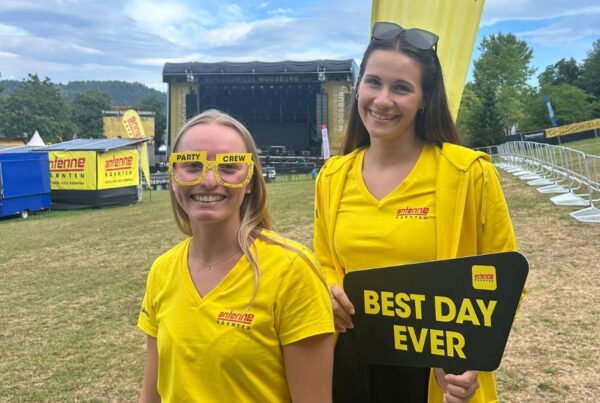 Zwei Frauen vor einer Konzertbühne in Antenne Kärnten Outfit