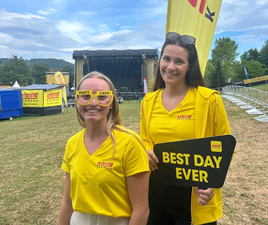 Zwei Frauen vor einer Konzertbühne in Antenne Kärnten Outfit