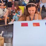 Hostess an Eisausgabe beim Eisstand