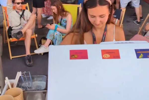 Hostess an Eisausgabe beim Eisstand
