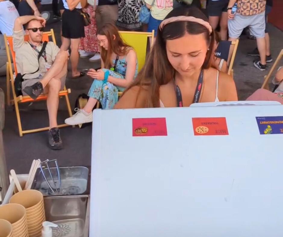 Hostess an Eisausgabe beim Eisstand