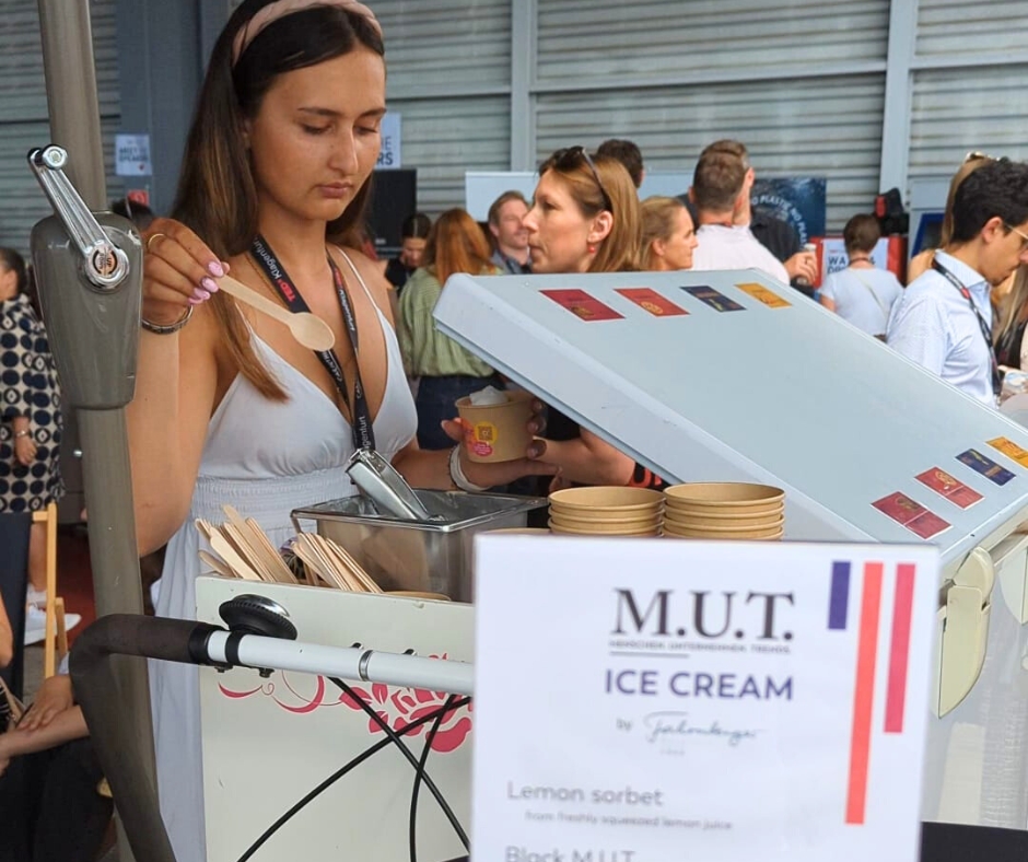 Frau an Eisausgabe bei Eisstand