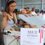 Frau an Eisausgabe bei Eisstand