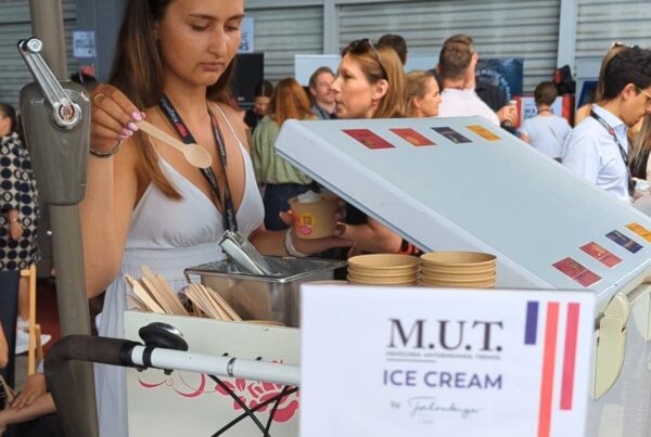 Frau an Eisausgabe bei Eisstand