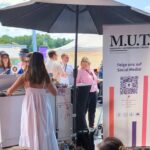 Eisstand von hinten mit RollUp vom MUT Magazin