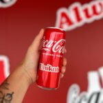 rote Coca Cola Dose, die mit Schriftzug UNIKAT personalisiert wurde