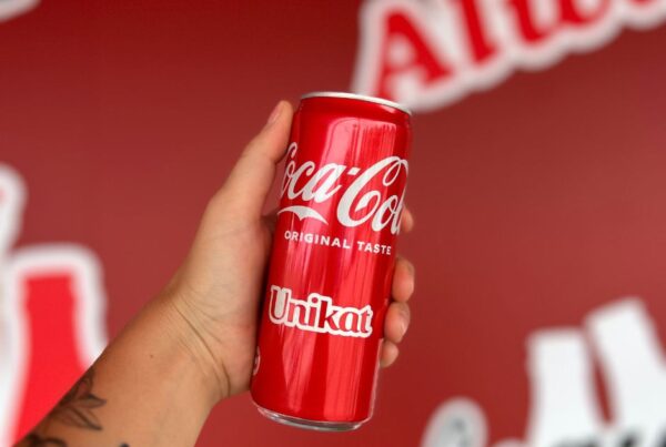 rote Coca Cola Dose, die mit Schriftzug UNIKAT personalisiert wurde