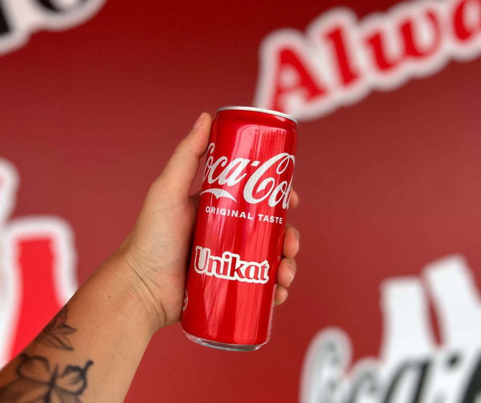 rote Coca Cola Dose, die mit Schriftzug UNIKAT personalisiert wurde