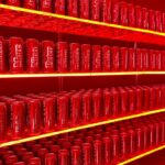 rote personalisierte Coca Cola Dosen im Regal