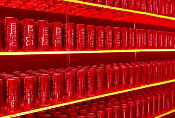 rote personalisierte Coca Cola Dosen im Regal