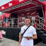 junger Mann vom Promotion Team mit iPad in der Hand