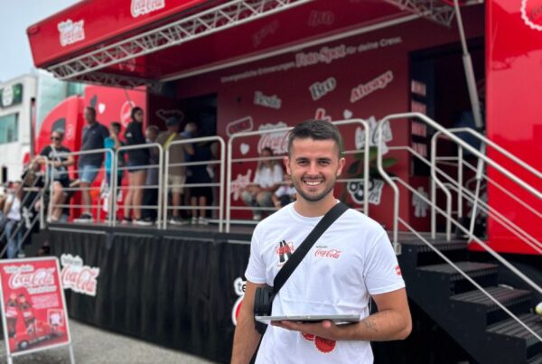 junger Mann vom Promotion Team mit iPad in der Hand