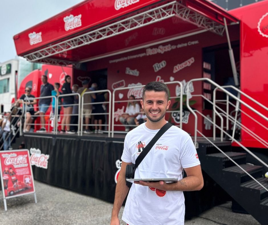 junger Mann vom Promotion Team mit iPad in der Hand