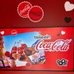 LED Bildschirm mit Coca Cola Motiv und Spruch "teile ein Coca Cola"