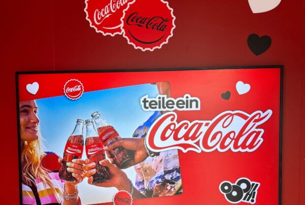 LED Bildschirm mit Coca Cola Motiv und Spruch "teile ein Coca Cola"