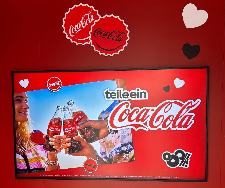 LED Bildschirm mit Coca Cola Motiv und Spruch "teile ein Coca Cola"