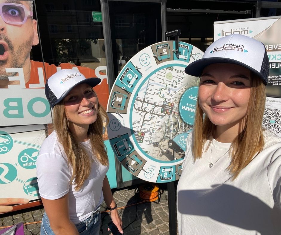 zwei Frauen vor einem Glücksrad