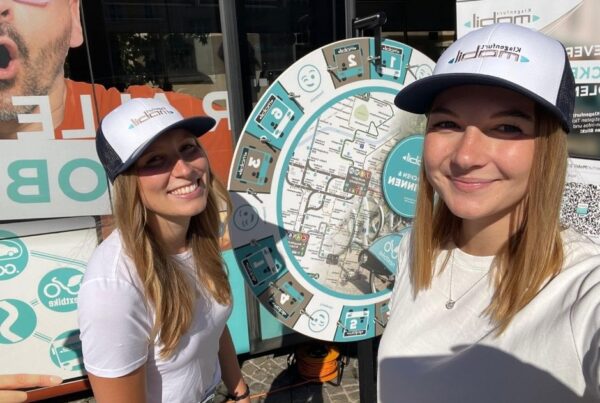 zwei Frauen vor einem Glücksrad