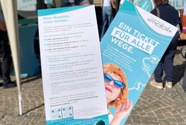 Flyer von KMG in der Hand
