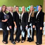 Sechs weibliche Hostessen nebeneinander