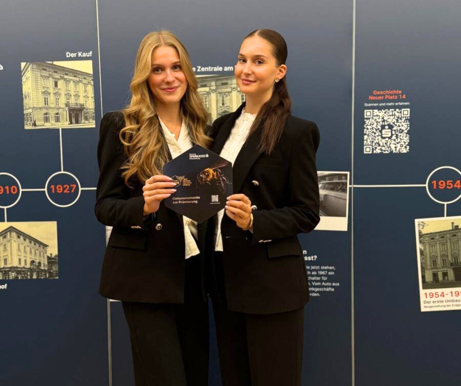 zwei weibliche Hostessen vor Werbewand