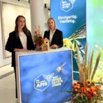 zwei weibliche Hostessen hinter Check In Counter