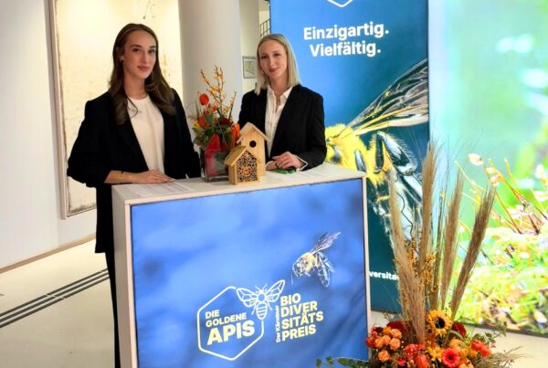 zwei weibliche Hostessen hinter Check In Counter