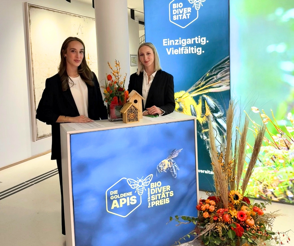 zwei weibliche Hostessen hinter Check In Counter