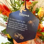 Blumenstrauß mit Infokärtchen