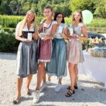 vier Frauen in Dirndl im Garten des Zocklwirt