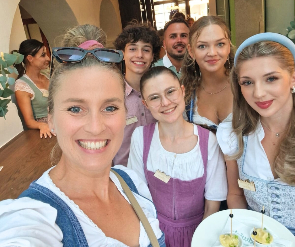 Sechs Personen machen ein Selfie vom Team UNIKAT im Zocklwirt