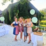 vier Frauen in Dirndl im Garten des Zocklwirt