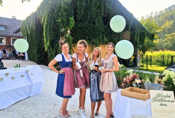 vier Frauen in Dirndl im Garten des Zocklwirt